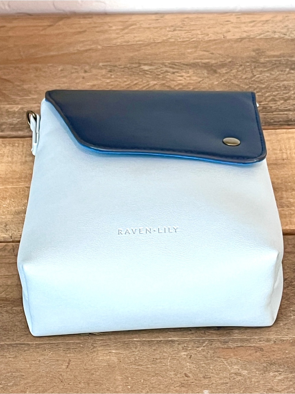 Raven + Lily x American Airlines Flagship Crossbody Bag Blue - Picture 5 of 7
